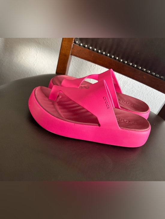 CROCS Shoes - CROCS Women’s Neon Pink Platform Flip Sandals